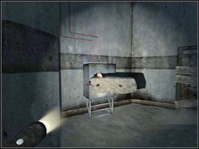 Kiedy pokrywa spadnie, mocno pociągnij za znajdujący się tam kabel - kamera przestanie działać - Level 02 - Residential - Penumbra: Requiem - poradnik do gry