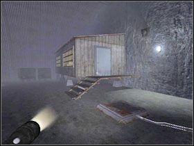 W środku znajdziesz środki przeciwbólowe , miejsce na baterię oraz nie działający komputer i stację radiową - Level 05 - Surface Station - Penumbra: Requiem - poradnik do gry