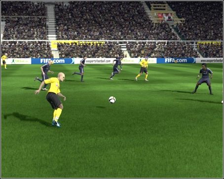 Aby poprosić partnera o podanie prostopadłe, musisz wcisnąć klawisz [podanie prostopadłe] - Szatnia i Mecz | Zostań gwiazdą w FIFA 09 - FIFA 09 - poradnik do gry