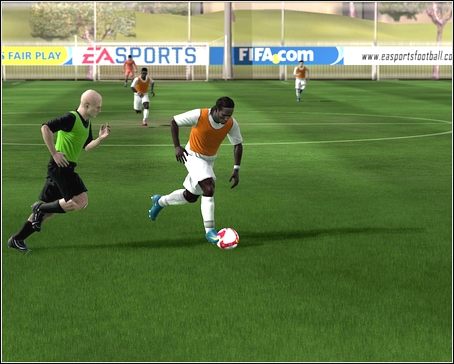 Najprostszy drybling polega na użyciu klawisza sprintu + kierunku - Drybling | Sterowanie w FIFA 09 - FIFA 09 - poradnik do gry