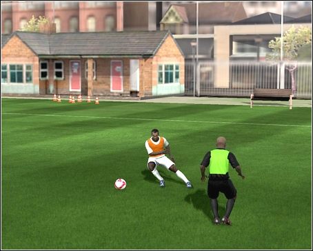 Aby zmylić obrońcę, należy skorzystać z innego kierunku - Drybling | Sterowanie w FIFA 09 - FIFA 09 - poradnik do gry