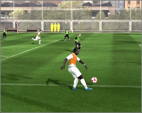 Niskie dośrodkowanie to idealny sposób na dogranie piłki partnerowi, który znajduje się lub wbiega w pole karne - Dośrodkowania | Sterowanie w FIFA 09 - FIFA 09 - poradnik do gry