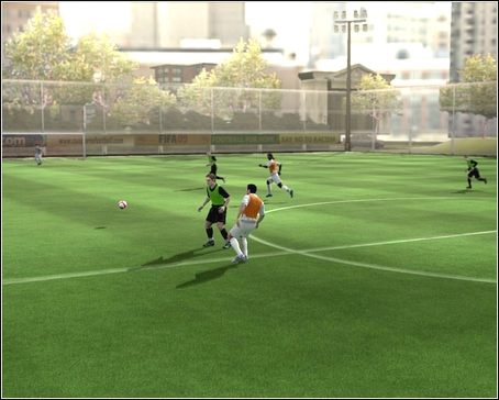 Podanie prostopadłe, idealne dla napastników, którzy chcą zaatakować bramkę przeciwnika - Podania | Sterowanie w FIFA 09 - FIFA 09 - poradnik do gry