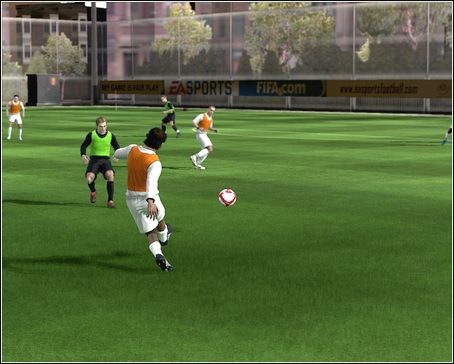 Podanie na jeden kontakt - kolejno klawisz [podanie], [bieg] i [podanie] - Podania | Sterowanie w FIFA 09 - FIFA 09 - poradnik do gry