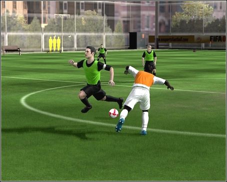 Najbezpieczniejsze przejęcie inicjatywy to użycie klawisza bezpiecznego odbioru piłki - Defensywa | Sterowanie w FIFA 09 - FIFA 09 - poradnik do gry