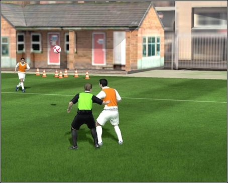 Przy wyrzutach z autu czy dalekich podaniach masz możliwość kierowania zawodnikiem, do którego adresowane jest podanie - Defensywa | Sterowanie w FIFA 09 - FIFA 09 - poradnik do gry