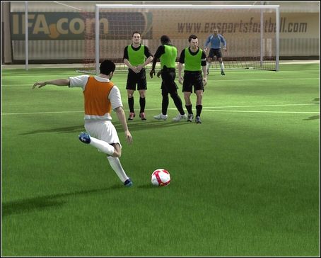 Uderzając piłkę z rzutu wolnego, możesz nadać jej rotację - Stałe fragmenty gry | Sterowanie w FIFA 09 - FIFA 09 - poradnik do gry