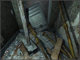 Klatka schodowa (07) jest w opłakanym stanie, ale na szczęście niedaleko da się zauważyć dopiero co zamurowane wyjście ewakuacyjne - Rozdział I - Apartment (cz.2) | Nikopol Carnival of Immortal - Nikopol: Carnival of Immortal - poradnik do gry