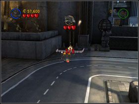 W trzeciej lokalizacji, zniszcz wszystko na placyku widocznym powyżej, a na środku pojawi się Kanister - Two-Face Chase | Heros Episode 1 | LEGO Batman The Videogame - LEGO Batman: The Videogame - poradnik do gry