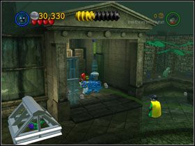 Kawałek dalej, zniszcz szybę i uratuj cywila - A Poisonous Appointment (cz.1) | Heros Episode 1 | LEGO Batman The Videogame - LEGO Batman: The Videogame - poradnik do gry
