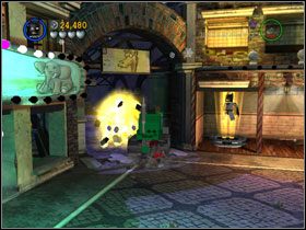 Wespnij się na balkonik budynku po lewej i przeskocz za kraty po prawej - Zoos Company (cz.1) | Heros Episode 2 | LEGO Batman The Videogame - LEGO Batman: The Videogame - poradnik do gry