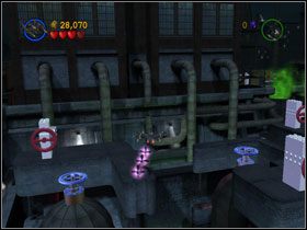 Znajdziesz Kanister (#5) po zniszczeniu trzeciej rury od lewej (screen nr4) - Flight of the Bat | Heros Episode 3 | LEGO Batman The Videogame - LEGO Batman: The Videogame - poradnik do gry