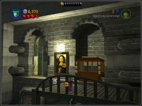 Znajdź trzy charakterystyczne gablotki (takie jak na screenie po prawej), a dostaniesz Kanister (#1) - The Jokers Masterpiece (cz.1) | Villiant Episode 6 | LEGO Batman The Videogame - LEGO Batman: The Videogame - poradnik do gry