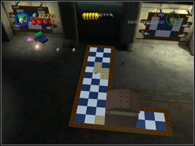 Napraw kostkę biało-niebieską i podsuń podest pod ścianę - The Jokers Masterpiece (cz.1) | Villiant Episode 6 | LEGO Batman The Videogame - LEGO Batman: The Videogame - poradnik do gry