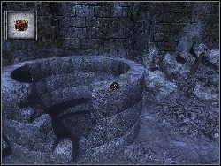 Znajdziesz się teraz na dziedzińcu, na którym znajdują się kolumny - 13. Zamek, cz II | Dracula 3 The Path of the Dragon - Dracula 3: The Path of the Dragon - poradnik do gry