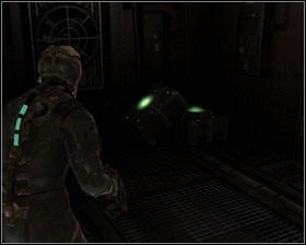 W pomieszczeniu na stole znajdujemy pierwszą broń: Piłę plazmową - Nowe transporty (cz.1) | Rozdział 01 | Solucja Dead Space - Dead Space - poradnik do gry
