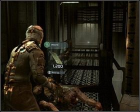 Po otwarciu się drzwi windy, celujemy w leżącego potwora, niestety tylko udawał trupa - Nowe transporty (cz.3) | Rozdział 01 | Solucja Dead Space - Dead Space - poradnik do gry