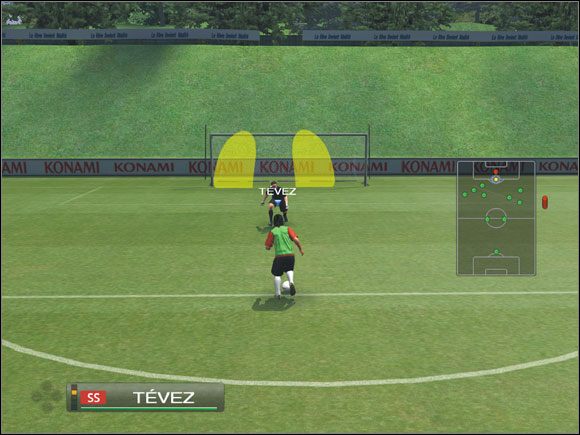 Przy wyjściu z bramki, zasięg bramkarza zwiększa się w zależności od odległości od piłki. - Elementy sterowania | Pro Evolution Soccer 2009 - Pro Evolution Soccer 2009 - poradnik do gry
