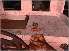 Wdrap się na pokład i udaj do sterowni - komandosi mogą Cię zauważyć i zacząć strzelać, jednak chwilowo nic na to nie poradzisz - Fabryka (część I) | Dusk-12 Strefa Śmierci - Dusk-12: Strefa Śmierci - poradnik do gry