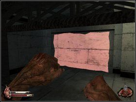 W budynku skręć w lewo i rozpraw się z trzema stworami, które kończą akurat pożerać ciało komandosa - Fabryka (część I) | Dusk-12 Strefa Śmierci - Dusk-12: Strefa Śmierci - poradnik do gry