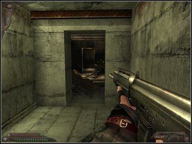 Wybiegnij schodami na górę - tu może czaić się następny zabijaka - Kamaz (część I) | Dusk-12 Strefa Śmierci - Dusk-12: Strefa Śmierci - poradnik do gry