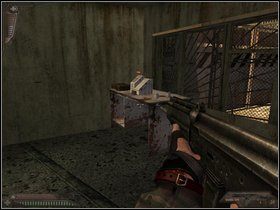 Użyj dziury w podłodze, aby zeskoczyć do pomieszczenia poniżej - Kamaz (część I) | Dusk-12 Strefa Śmierci - Dusk-12: Strefa Śmierci - poradnik do gry