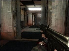 Kolejne schody w dół, potem prosto, w lewo i przez dwoje automatycznie rozsuwanych drzwi - Lodowiec | Dusk-12 Strefa Śmierci - Dusk-12: Strefa Śmierci - poradnik do gry