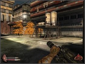 Skieruj się do uchylonej bramy po lewej - pojawią się w niej żołnierze - Stacja telewizyjna cz.3 | Dusk-12 Strefa Śmierci - Dusk-12: Strefa Śmierci - poradnik do gry
