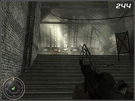 Gdy dotrzesz po schodach na samą górę (#245), natychmiast padnij i sprzątnij żołnierza obsługującego kaem, który schował się za workami z piaskiem po drugiej stronie budynku - Upadek | Punkt przełamania Call of Duty World at War - Call of Duty: World at War - poradnik do gry