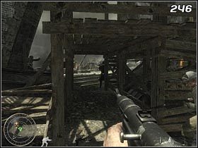 Żołnierz niosący rosyjską flagę został zabity, dlatego zaszczyt jej zatknięcia przypadnie właśnie Tobie - Upadek | Punkt przełamania Call of Duty World at War - Call of Duty: World at War - poradnik do gry