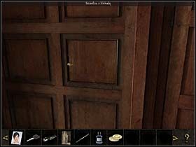 Przygląda się także płycie boazerii (na prawo od stolika; zbliżenie) - Mieszkanie stryja - La Valletta, 4 listopada 2008 - Chronicles of Mystery: Rytuał Skorpiona - poradnik do gry