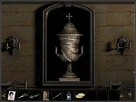 Sylvie wychodzi na korytarz i w ścianie po lewej lokalizuje niszę (zbliżenie) - Mieszkanie stryja - La Valletta, 4 listopada 2008 - Chronicles of Mystery: Rytuał Skorpiona - poradnik do gry