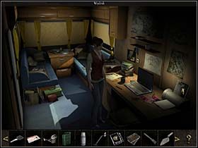 Następnie otwiera szufladę biurka i wyjmuje z niej zdjęcia czterech rzeźb i zdjęcie tablicy (można je obejrzeć kolejno w ekwipunku, to ostatnie składa się z części górnej i dolnej) - Kemping; przyczepa - Wyspa Gozo, 4 listopada 2008 - Chronicles of Mystery: Rytuał Skorpiona - poradnik do gry