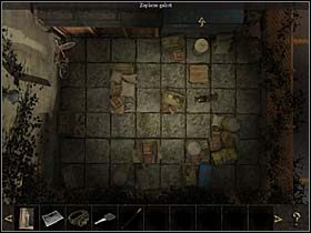 Pierwszy powinien w tym miejscu stanąć kubeł na śmieci, Sylvie maszeruje więc w prawo i ciągnie go (wspomniane przedmioty można ciągnąć lub popychać) 1x w górę, 1x w lewo - następnie przechodzi na jego drugą stronę i popycha go 1x w lewo, ponownie go obchodzi i popycha go 2x w górę, aż kubeł staje p - Podwórko; zaplecze galerii - Istambuł, 6 listopada 2008 - Chronicles of Mystery: Rytuał Skorpiona - poradnik do gry