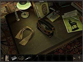 Znalazłszy się w magazynie, bada stojące pod oknem po prawej biurko (zbliżenie) - Podwórko; zaplecze galerii - Istambuł, 6 listopada 2008 - Chronicles of Mystery: Rytuał Skorpiona - poradnik do gry