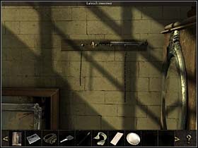 Jej zainteresowanie wzbudza ciemna część magazynu (po lewej), ale nie sposób tam cokolwiek dostrzec - Podwórko; zaplecze galerii - Istambuł, 6 listopada 2008 - Chronicles of Mystery: Rytuał Skorpiona - poradnik do gry