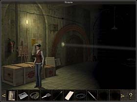 Następnie zawieszą błyszczącą metalową puderniczkę Fainy na jej apaszce, a tę apaszkę zawiesza na środkowym wolnym haczyku wieszaka, po czym obraca samą puderniczkę tak, by uzyskać odbicie promienia słonecznego, który prowadzi ją prosto do włącznika światła w ciemnej części magazynu - Podwórko; zaplecze galerii - Istambuł, 6 listopada 2008 - Chronicles of Mystery: Rytuał Skorpiona - poradnik do gry