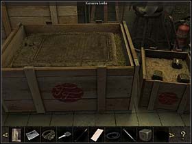 A tam lokalizuje dwie skrzynie - jedną większą i jedną mniejszą, których wieka podważa pogrzebaczem - Podwórko; zaplecze galerii - Istambuł, 6 listopada 2008 - Chronicles of Mystery: Rytuał Skorpiona - poradnik do gry