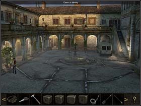 Następnie wędruje ku oknu z otwartą okiennicą (trzeba wyjść ze zbliżenia okna zabitego deskami i skierować się w lewą część podcieni, na wprost dziedzińca) i podsłuchuje rozmowę Simona z kardynałem - Dziedziniec; podcienia - Watykan, 8 listopada 2008 - Chronicles of Mystery: Rytuał Skorpiona - poradnik do gry