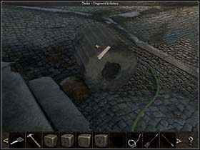 Sylvie podchodzi więc do fontanny zdobiącej centrum placu (zbliżenie) - Dziedziniec; podcienia - Watykan, 8 listopada 2008 - Chronicles of Mystery: Rytuał Skorpiona - poradnik do gry