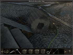 W tym celu dziewczyna podstawia pod fragment kolumny deskę, po czym z prawej strony, w kałuży rozlanej przed chwilą z fontanny wody, rozsypuje ziemię i wygładza ją miotłą - Dziedziniec; podcienia - Watykan, 8 listopada 2008 - Chronicles of Mystery: Rytuał Skorpiona - poradnik do gry