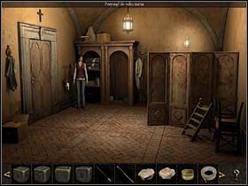 Tam podnosi z podłogi nakrętkę (prawy dolny róg ekranu), z pudełka po lewej zabiera rolkę taśmy klejącej - Pomieszczenie gospodarcze; hol; gabinet kardynała - Watykan, 8 listopada 2008 - Chronicles of Mystery: Rytuał Skorpiona - poradnik do gry