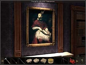 Następnie przygląda się obrazowi wiszącemu nad kominkiem (zbliżenie), a ponieważ wisi on za wysoko, przemieszcza w prawo drabinę usytuowaną przy regale obok (kliknij 