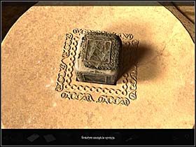 A zatem Sylvie podchodzi do pierwszego postumentu po lewej i przygląda się jego szczytowi (ikonka lupki w górnej części postumentu; zbliżenie) - Podziemia - La Valletta; wyspa Gozo, 9 listopada 2008 - Chronicles of Mystery: Rytuał Skorpiona - poradnik do gry