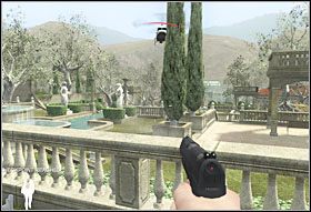 Niedługo po przejęciu kontroli nad bohaterem dojdzie do strzelaniny, podnieś pobliski karabin i schowaj się za barierką - Poradnik do gry - Etap I - Whites Estate (cz.1) | Quantum of Solace - Quantum of Solace - poradnik do gry