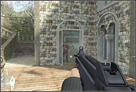Chwilę po tym zjawi się kolejny oponent, lecz ten będzie bardzo przydatny - otworzy Ci drzwi - Poradnik do gry - Etap I - Whites Estate (cz.1) | Quantum of Solace - Quantum of Solace - poradnik do gry