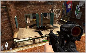 Po wyeliminowaniu wszystkich przeskocz na sąsiedni balkon, wejdź do mieszkania i skieruj się schodami [04] na drugą stronę budynku - Etap II - Siena (cz.2) | Quantum of Solace - Quantum of Solace - poradnik do gry