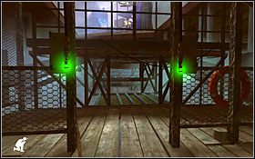 Dotrzesz w ten sposób do miejsca, gdzie znajdują się dwa podświetlone na zielono guziki - Etap III - Opera House (cz.1) | Quantum of Solace - Quantum of Solace - poradnik do gry