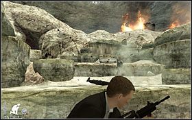 Dopiero po pozbyciu się pierwszej partii oprychów, zeskocz i schowaj się za pierwszymi, napotkanymi skałami - Etap IV - Sink Hole | Quantum of Solace - Quantum of Solace - poradnik do gry