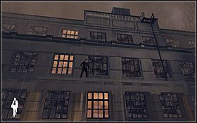 Jako że Bond niczego się nie boi, czeka Cię karkołomny spacer wzdłuż wąskiego gzymsu - Etap VII - Science Center Exterior (cz.2) | Quantum of Solace - Quantum of Solace - poradnik do gry